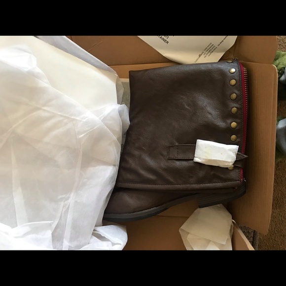 NEVER WORN, BRAND-NEW, SIZE 9 BROWN BOOTS - Picture 2 of 2